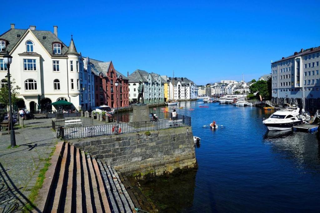 شقة Near Brosundet, Newly Refurnished, Free Street Parking Ålesund المظهر الخارجي الصورة