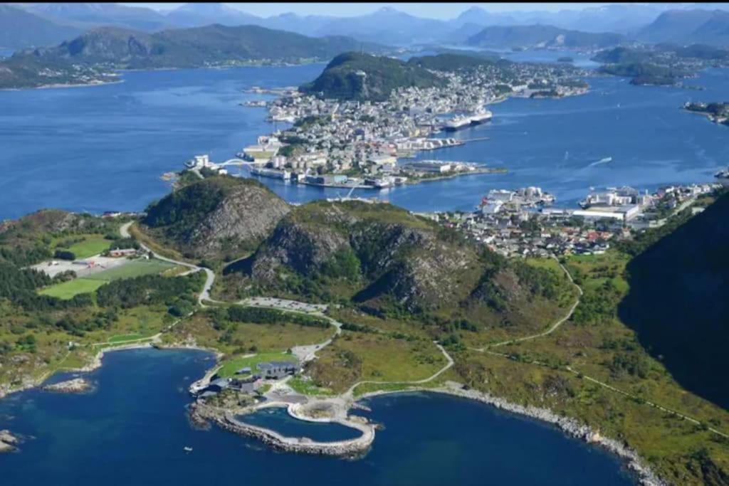 شقة Near Brosundet, Newly Refurnished, Free Street Parking Ålesund المظهر الخارجي الصورة